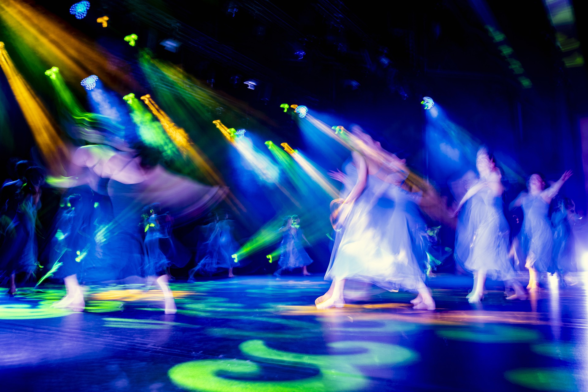 Tanzdarstellung auf Bühne in blauem Licht - Bild verfremdet