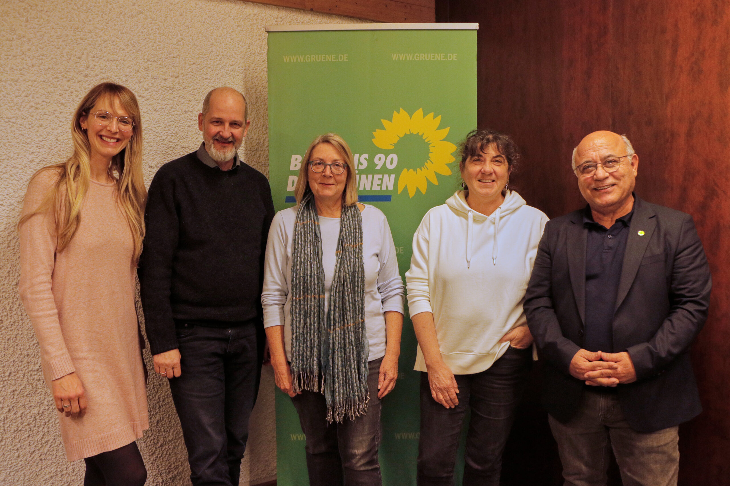 Bild des neu gewählten Vorstandesteams der grünen Neusäß vor RollUp mit Grünem Logo