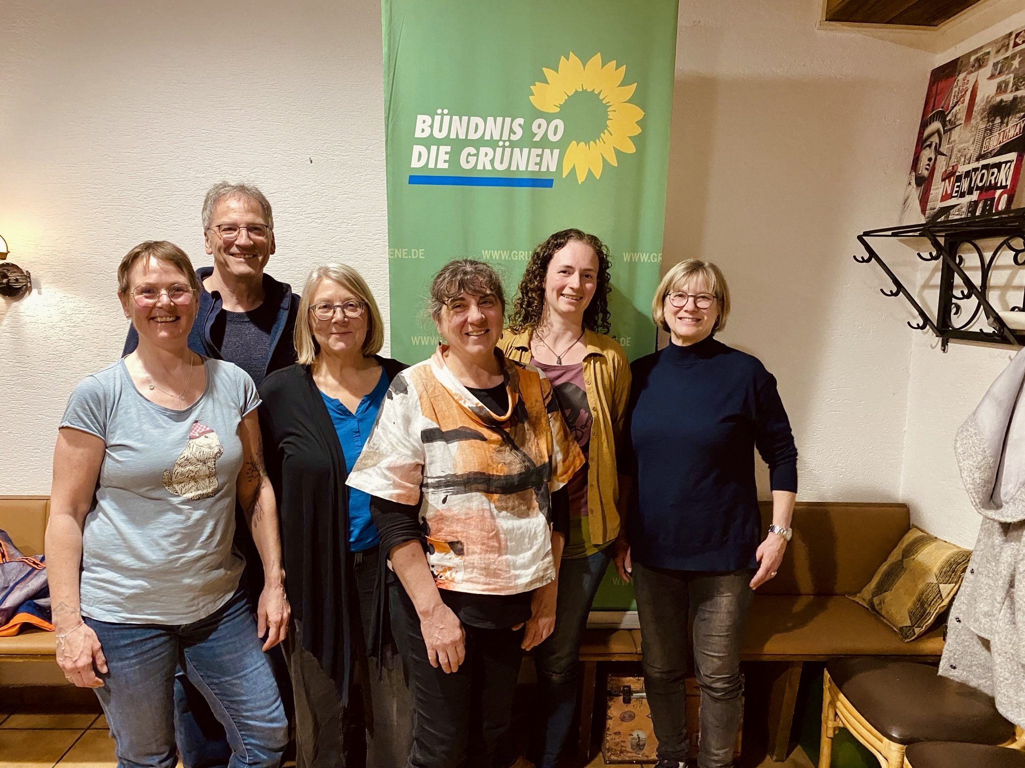 6 Personen vor Aufsteller "Bündnis 90 -Die Grünen"